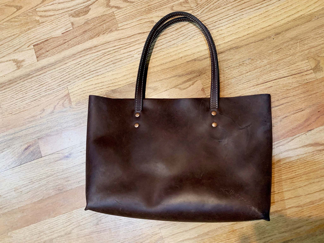 Tote Bag in chrome tanned leather. 